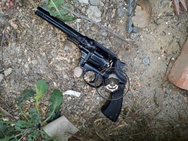 Allanan vivienda en Valentina Sur por abuso de arma se secuestro un arma de fuego y un joven demorado