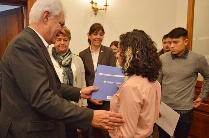 La Provincia entregó becas a estudiantes con fondos del IJAN