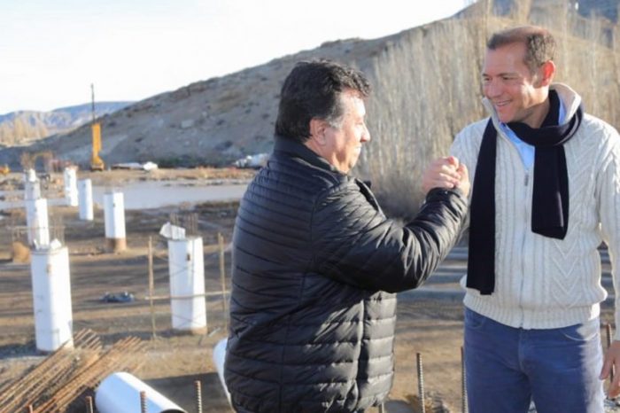 Chos Malal: el nuevo puente sobre el río Curi Leuvu tiene un 60 % de avance