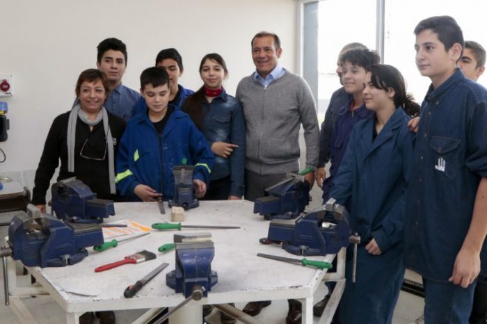 Gutiérrez visitó escuelas de Neuquén capital y Centenario