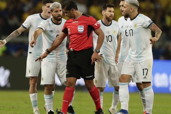 Zambrano rompió el silencio: "El VAR no me llamó"