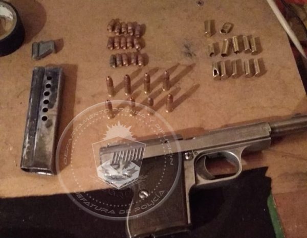 Armas, municiones secuestradas y dos demorados en allanamientos en el oeste neuquino