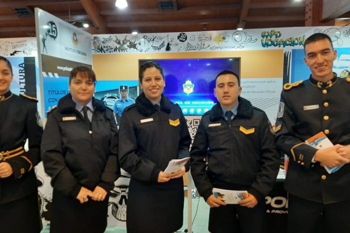 Personal policial participa activamente en la Expo Vocacional 2019