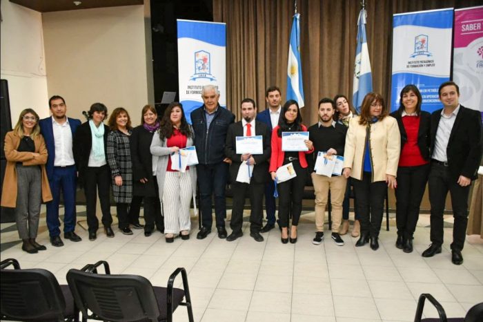 Guillermo Pereyra entregó diplomas a técnicos superiores en Petróleo