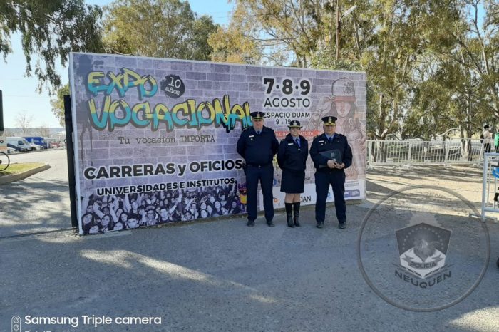 Exitosa visita al stand de la Policía en el Expo Vocacional 2019