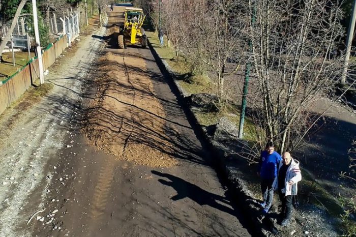 Avanza el enripiado y mejoramiento de 50 calles en Villa La Angostura