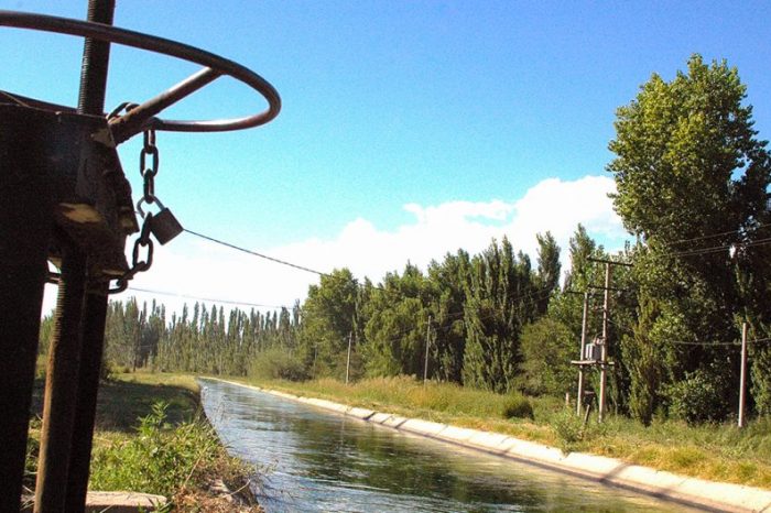 Aportes para acondicionar canales de riego y drenaje en toda la provincia