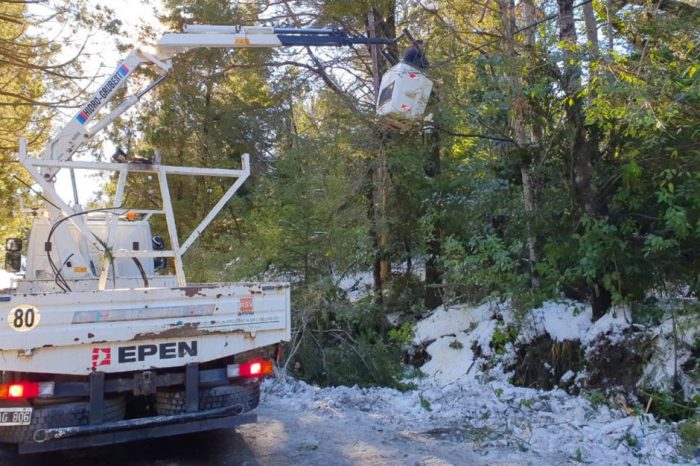 Varias cuadrillas trabajan para el restablecimiento del servicio de energía en Villa La Angostura