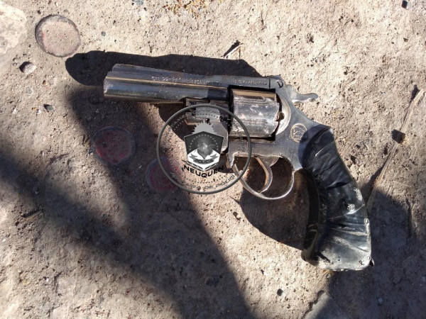 Dos demorados y secuestro de un arma de fuego