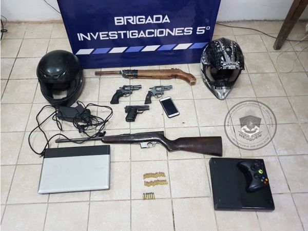 Policía de Centenario demora a cuatro hombres, ademas de armas secuestradas y droga incautada