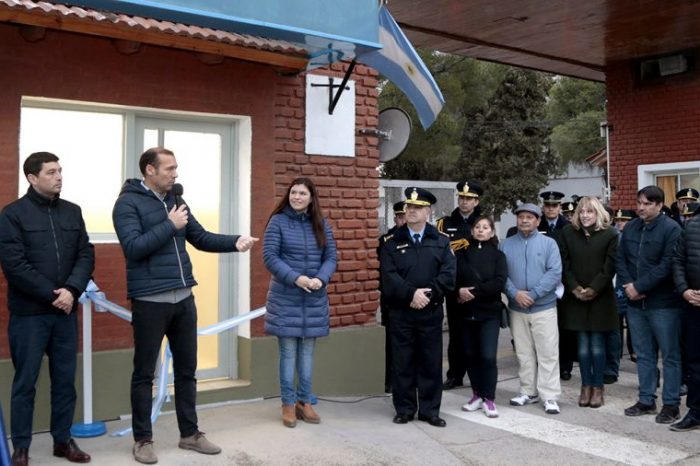 El gobernador inauguró cajeros automáticos en distintos puntos de la ciudad