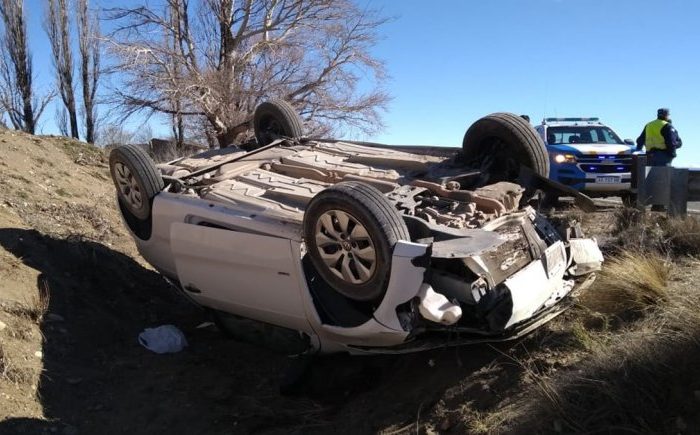 Volcaron en la Ruta 40 cuando trataban de esquivar los pozos