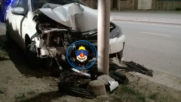 Personal de la Cría. 18° demoró a un menor que  robo y colicionó un vehiculo contra un poste de luz