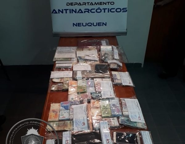 Cuatro hombres demorados, les secuestraron drogas y dinero