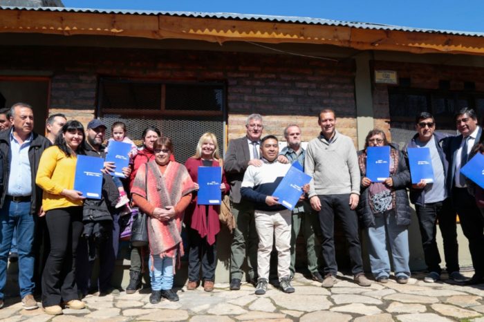 Gutiérrez entregó escrituras en Junín de los Andes y San Martín de los Andes