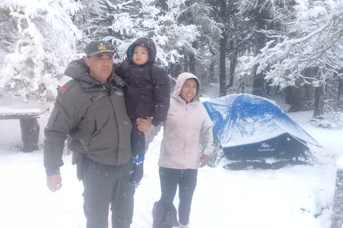 Gendarmes dan cobijo en su destacamento a matrimonio con un niño que acampaban en la Cordillera Neuquina