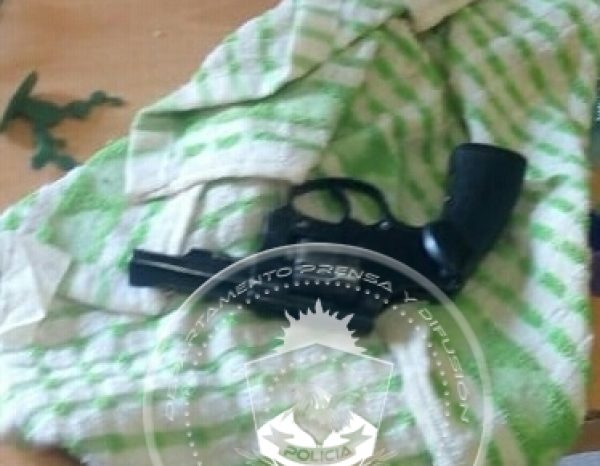 Secuestran un arma de fuego en allanamiento