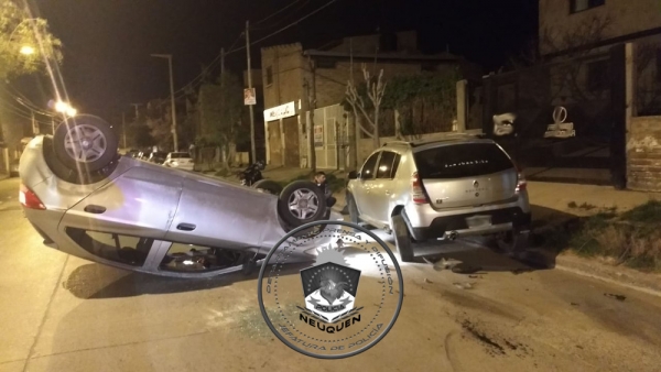 Borracho le chocó el auto estacionado a una familia que estaba de paso en la ciudad