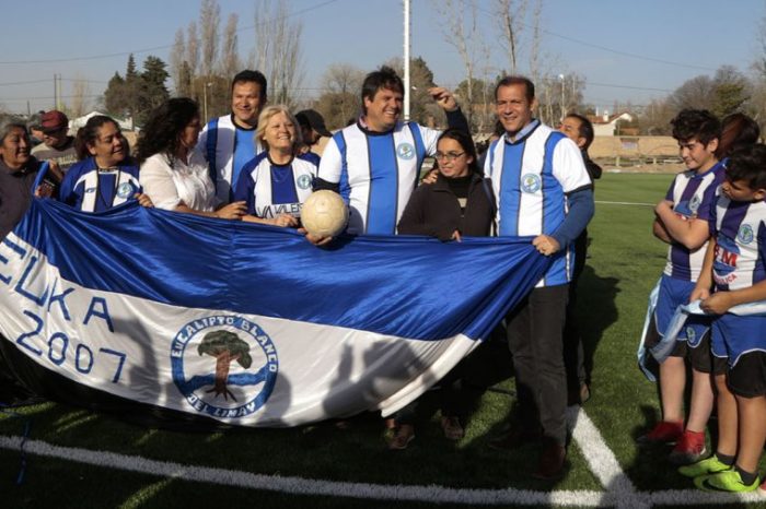 Eucalipto Blanco del Limay ya cuenta con su cancha de fútbol de césped sintético