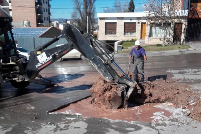 EPAS trabaja en la reparación de un acueducto en calle Antártida Argentina