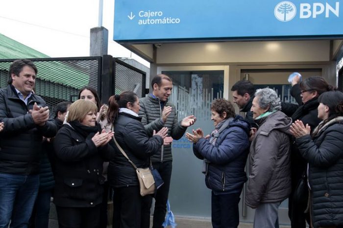 Gutiérrez inauguró un cajero automático del BPN en el barrio Villa Farrell