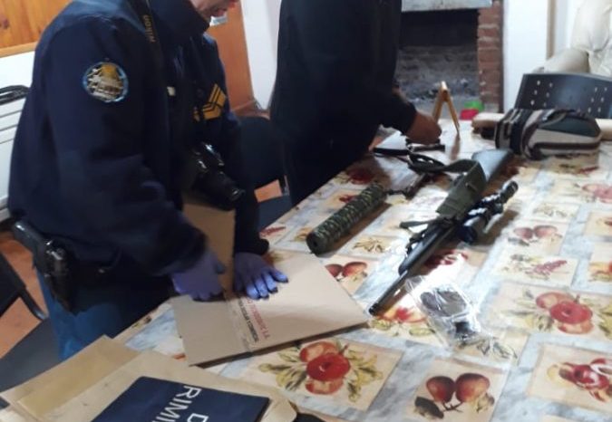 Dos demorados con una arma de fuego y municiones