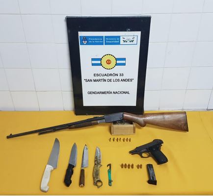 San Martín de los Andes: Gendarmería Nacional secuestró armas de fuego, municiones y cuchillos en procedimiento de control rutinario