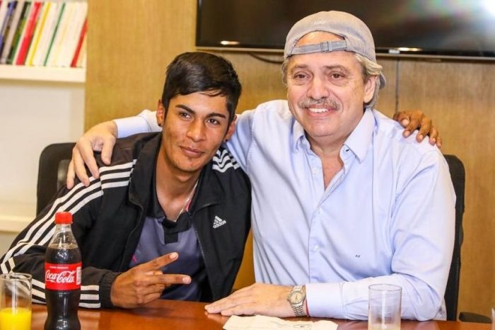 Alberto Fernández se reunió con Brian, el presidente de mesa discriminado en las redes, y se puso su gorra