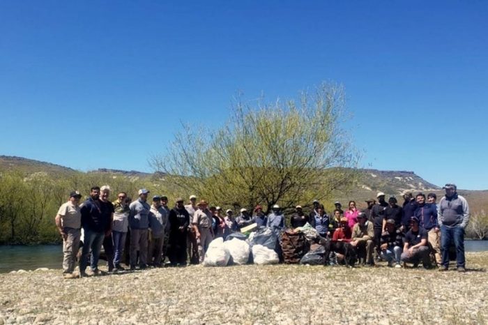 Junín de los Andes: voluntarios limpian la costa y el cauce del Río Chimehuín