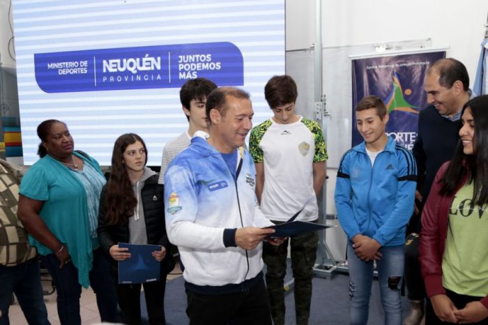 Gutiérrez entregó becas a deportistas neuquinos