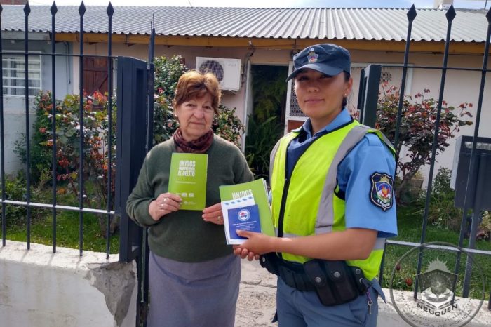Plottier: Entrega de Folletería y Números de Teléfonos de Seguridad