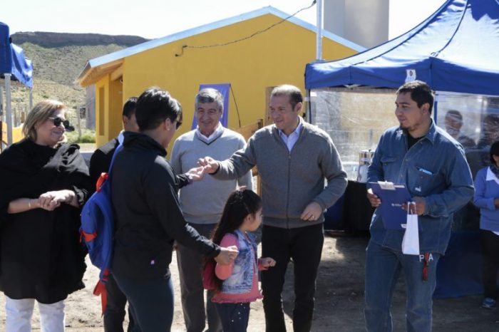 Gutiérrez entregó viviendas en Piedra del Águila
