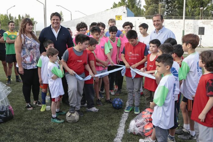 El gobernador inauguró dos nuevas canchas de césped sintético en la ciudad de Neuquén