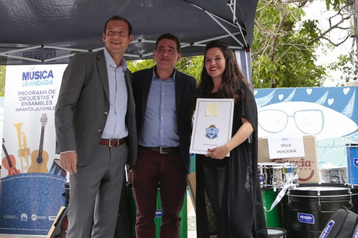 Gutiérrez entregó instrumentos musicales para orquestas y ensambles