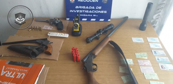 Allanamiento y secuestro de una motocicleta y armas de fuego