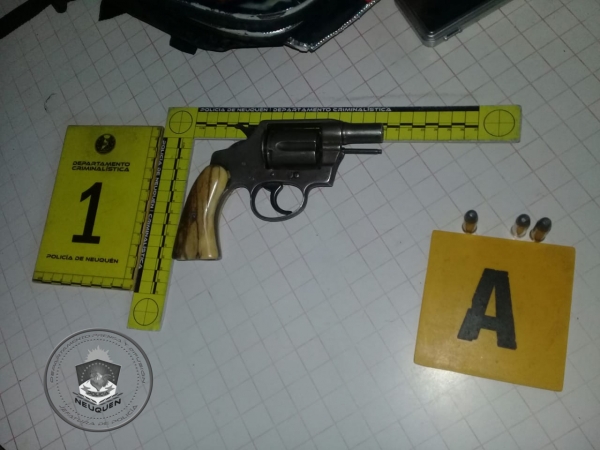 Secuestran arma y demoran a dos individuos por abuso de armas