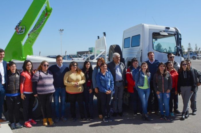 Capacitarán a mujeres para manejar camiones de cargas especiales