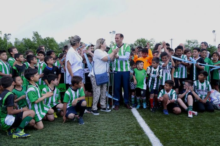 Gutiérrez inauguró la cancha de césped sintético del club La Esperanza de Rincón de los Sauces