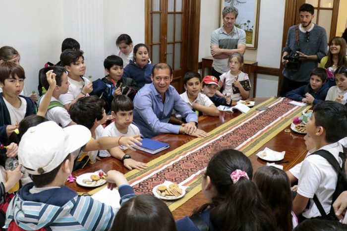 El gobernador recibió a estudiantes de escuelas de la ciudad de Neuquén