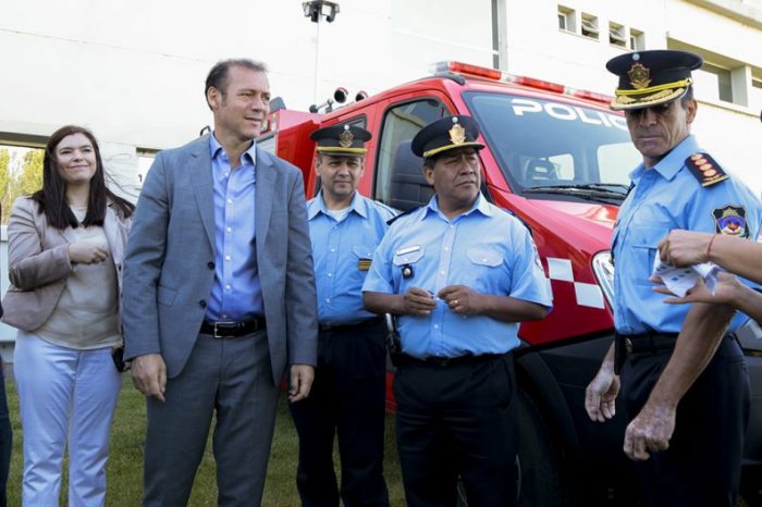 Gutiérrez entregó vehículos e insumos a la Policía de la provincia