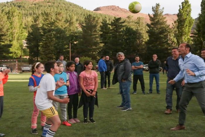 Gutiérrez inauguró una cancha de césped sintético y un SUM en Huinganco