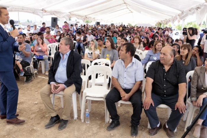 Gutiérrez inauguró 54 viviendas en el aniversario de Buta Ranquil