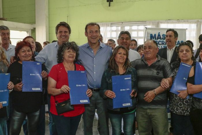 Gutiérrez entregó 150 escrituras a familias de Neuquén capital
