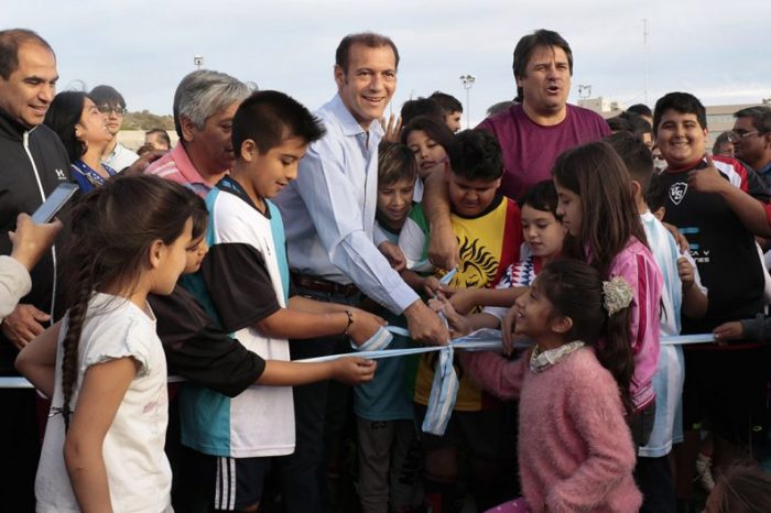Gutiérrez inauguró una cancha de césped sintético en el barrio Islas Malvinas