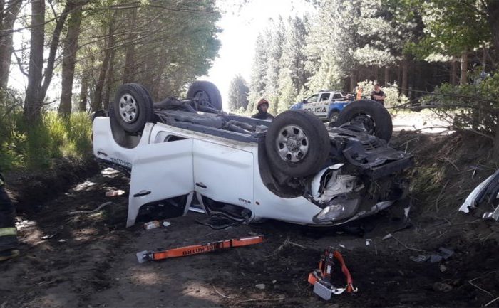 Perdió el control de la camioneta por un enorme pedazo de escombros y volcó