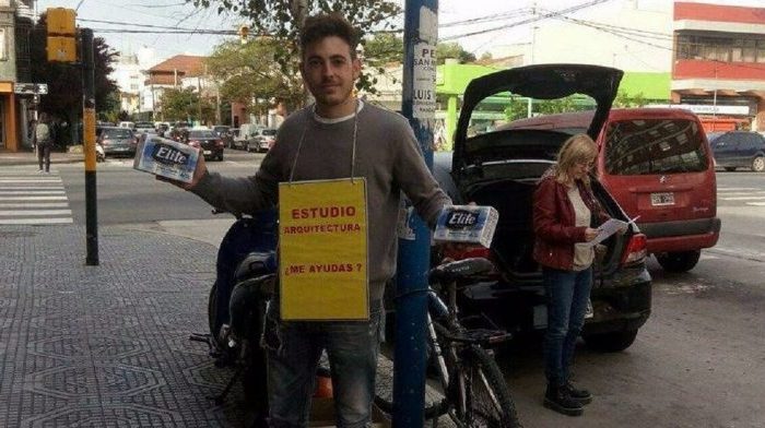 Orgullo: joven pampeano que vendía pañuelos para pagar sus estudios se recibió de arquitecto