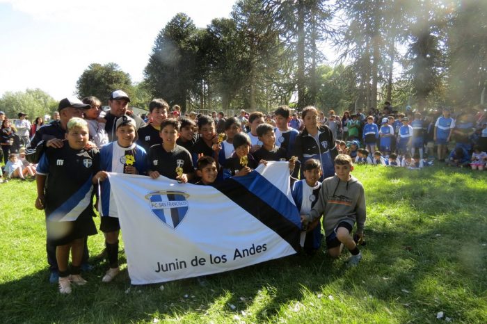 Cerrando el año entregaron trofeos a la liga infantil de fútbol