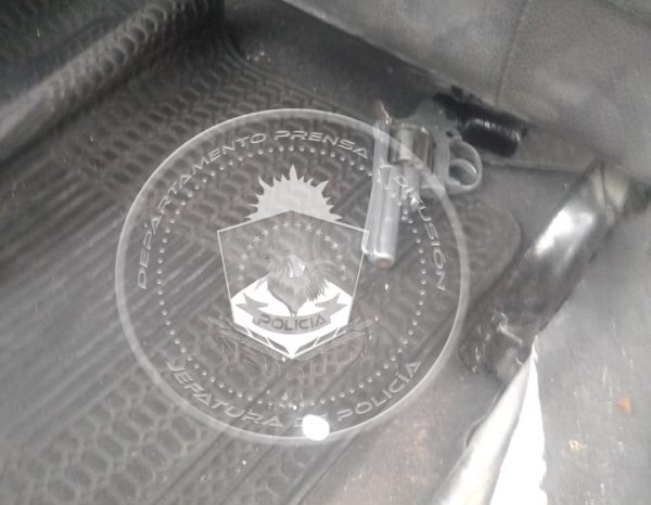 Secuestran un arma de fuego y demoran a su conductor