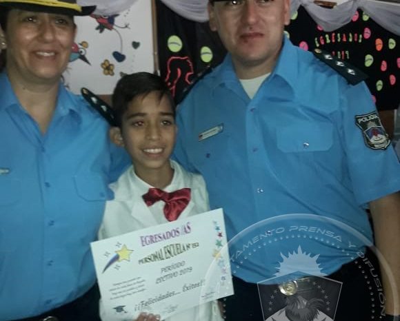 Personal Policial le cumplió el sueño a un egresado de la primaria