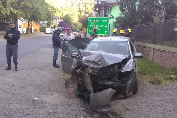 Joven borracho no dobla en una esquina y embiste medidores de luz